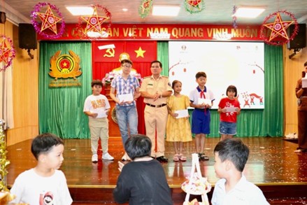 Đồng chí Thượng tá Đoàn Văn Quới – Phó Trưởng Phòng CSGT trao tặng các phần học bổng cho con CBCS có hoàn cảnh khó khăn