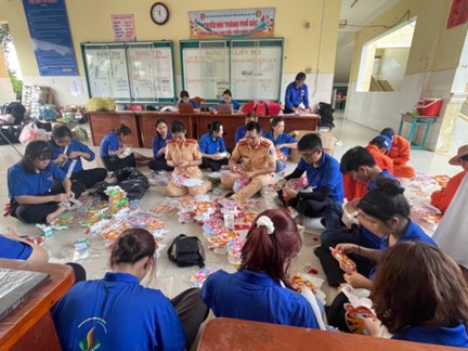 Chuẩn bị lồng đèn cho các em thiếu nhi xã đảo Thạnh An