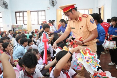 Trao tặng các phần quà góp phần cho các em thiếu nhi được hưởng mùa Tết Trung thu ấm áp, hạnh phúc bên gia đình