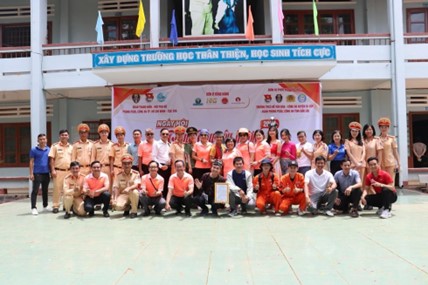Đoàn công tác chụp ảnh lưu niệm cùng các đơn vị