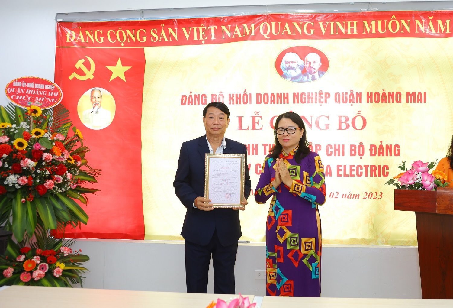 Bí thư Đảng ủy khối Doanh nghiệp quận Hoàng Mai trao quyết định thành lập Chi bộ Công ty Cổ phần Vina Electric.