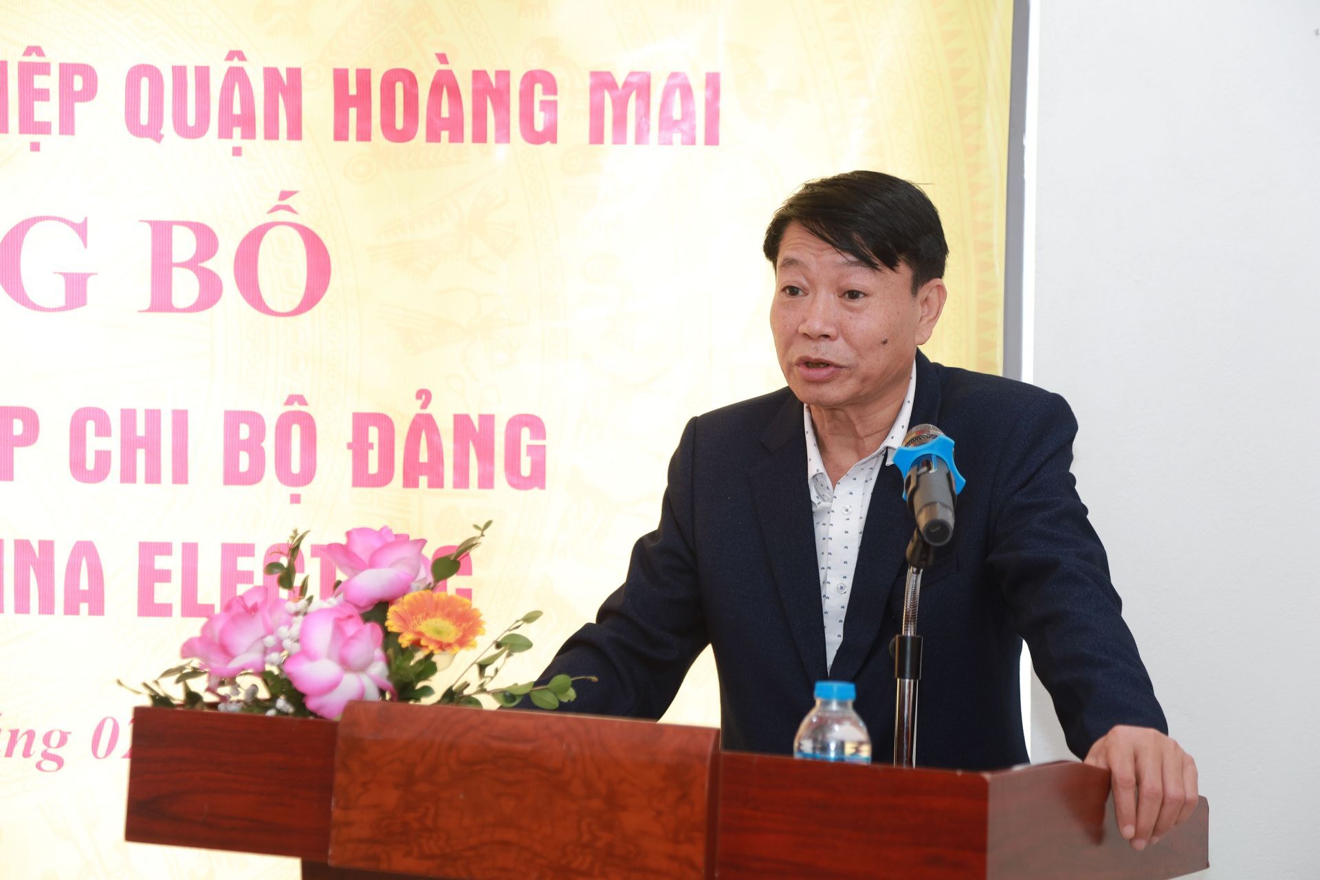 Đồng chí Hà Tiến Dũng, Bí thư Chi bộ Công ty gửi lời cảm ơn và tiếp thu ý kiến chỉ đạo của lãnh đạo Đảng ủy khối doanh nghiệp quận Hoàng Mai.