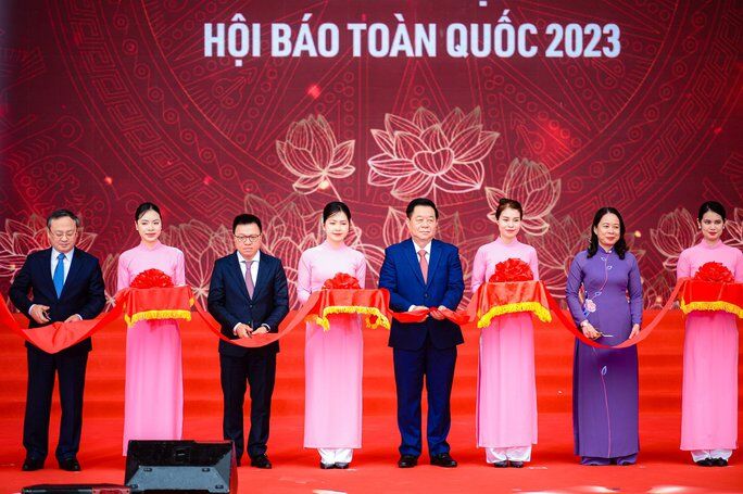 Các lãnh đạo Đảng, Nhà nước và các đại biểu thực hiện nghi thức cắt băng khai mạc Hội báo toàn quốc 2023 với chủ đề 