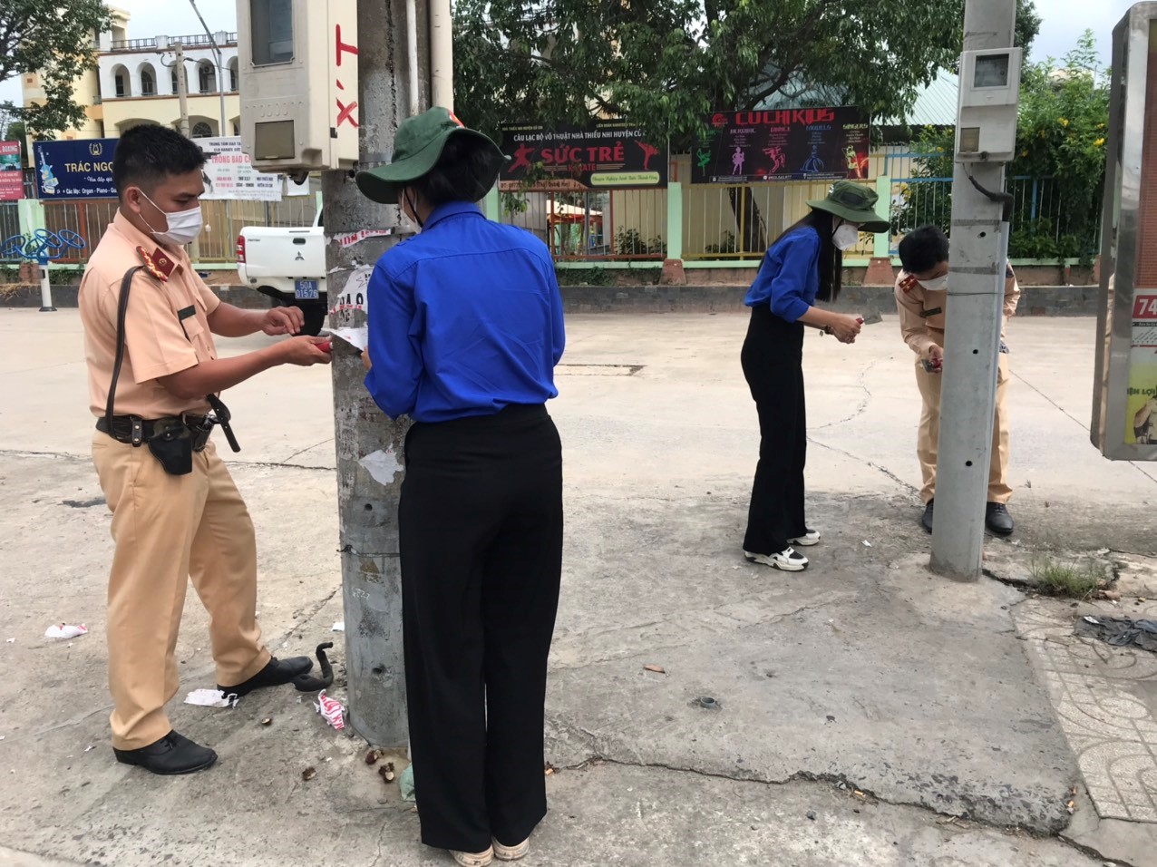 (Hình ảnh: CBCS Trạm CSGT Tây Bắc phối hợp với ĐVTN tình nguyện xóa quảng cáo trên các cột điện trên địa bàn của xã Tân Thông Hội, huyện Củ Chi)
