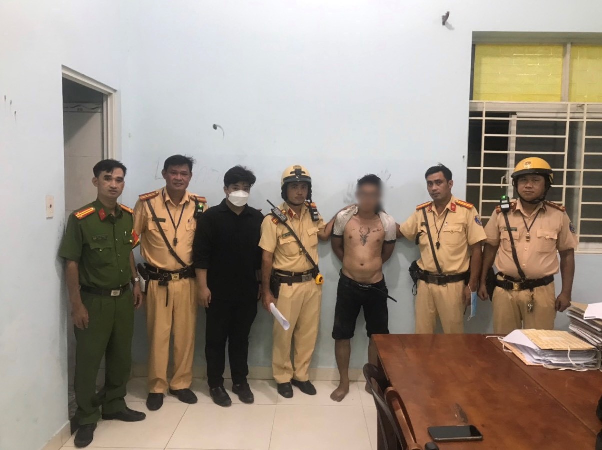 Tổ Công tác tiến hành bàn giao đối tượng cho Công an Phường Linh Chiểu, TP. Thủ Đức xử lý giúp người dân