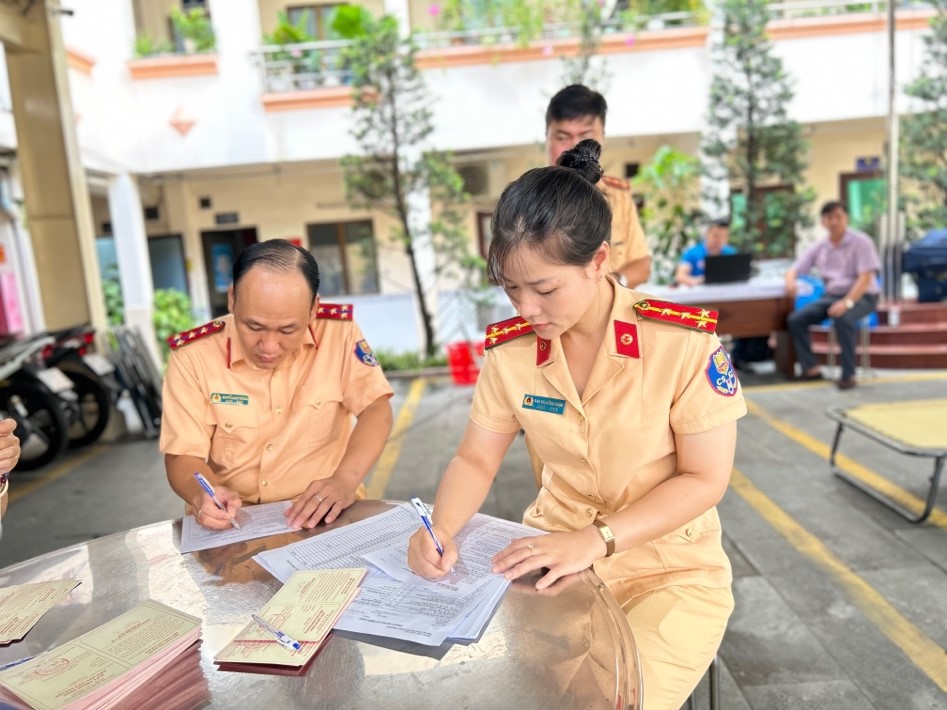ĐVTN háo hứng đăng ký tham gia hiến máu nhân đạo