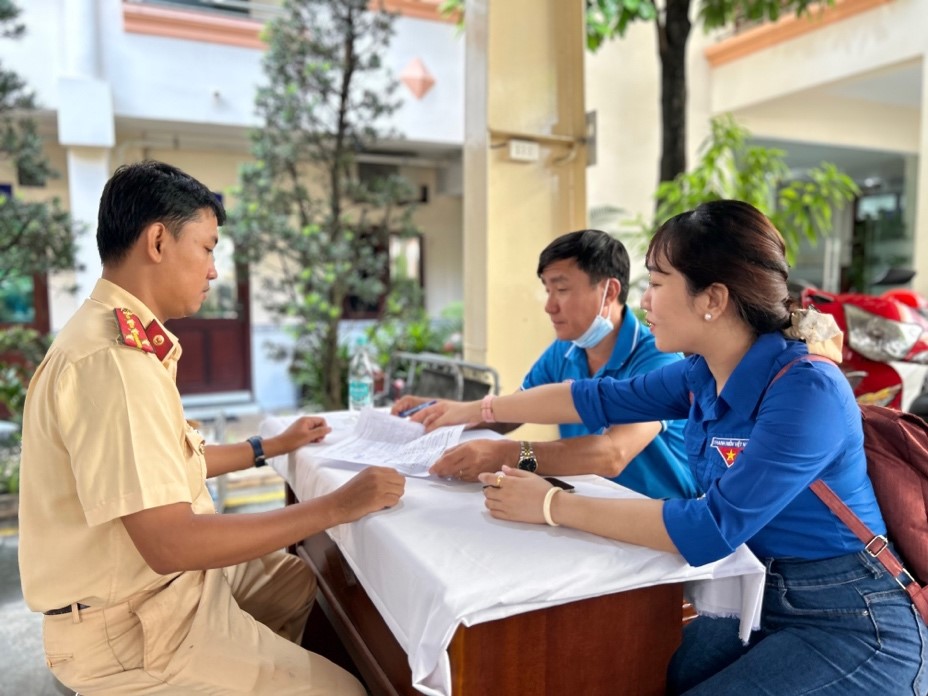 Được kiểm tra sức khỏe trước khi hiến máu