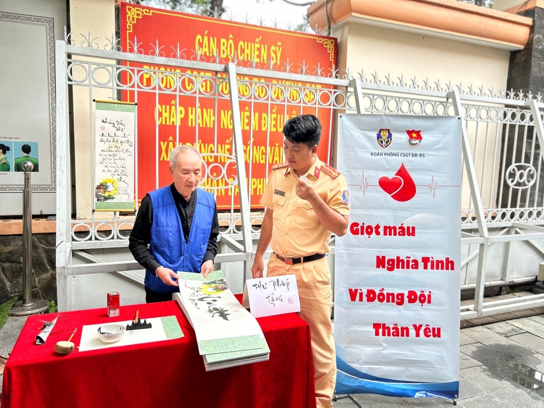 Khi tham gia hiến máu, ĐVTN và CBCS được trao tặng các chữ thư pháp miễn phí để lưu niệm