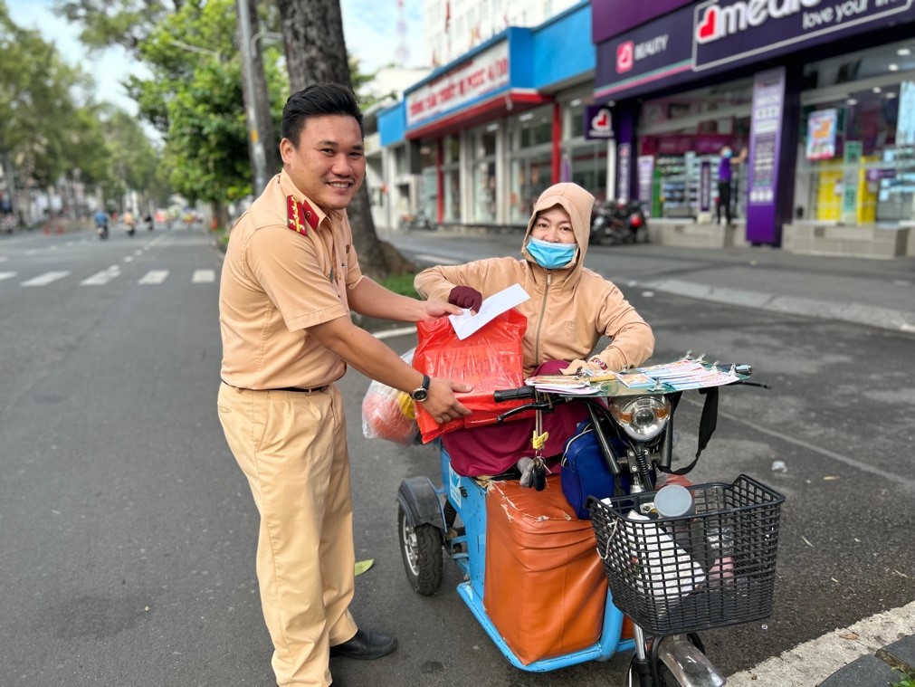 Các phần quà sau khi hiến máu được Tuổi trẻ Phòng CSGT ĐB-ĐS trao tặng cho người dân có hoàn cảnh khó khăn