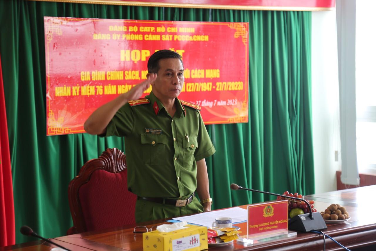 Thượng tá Lương Nguyễn Hoàng Phó Trưởng phòng chủ trì buổi họp mặt