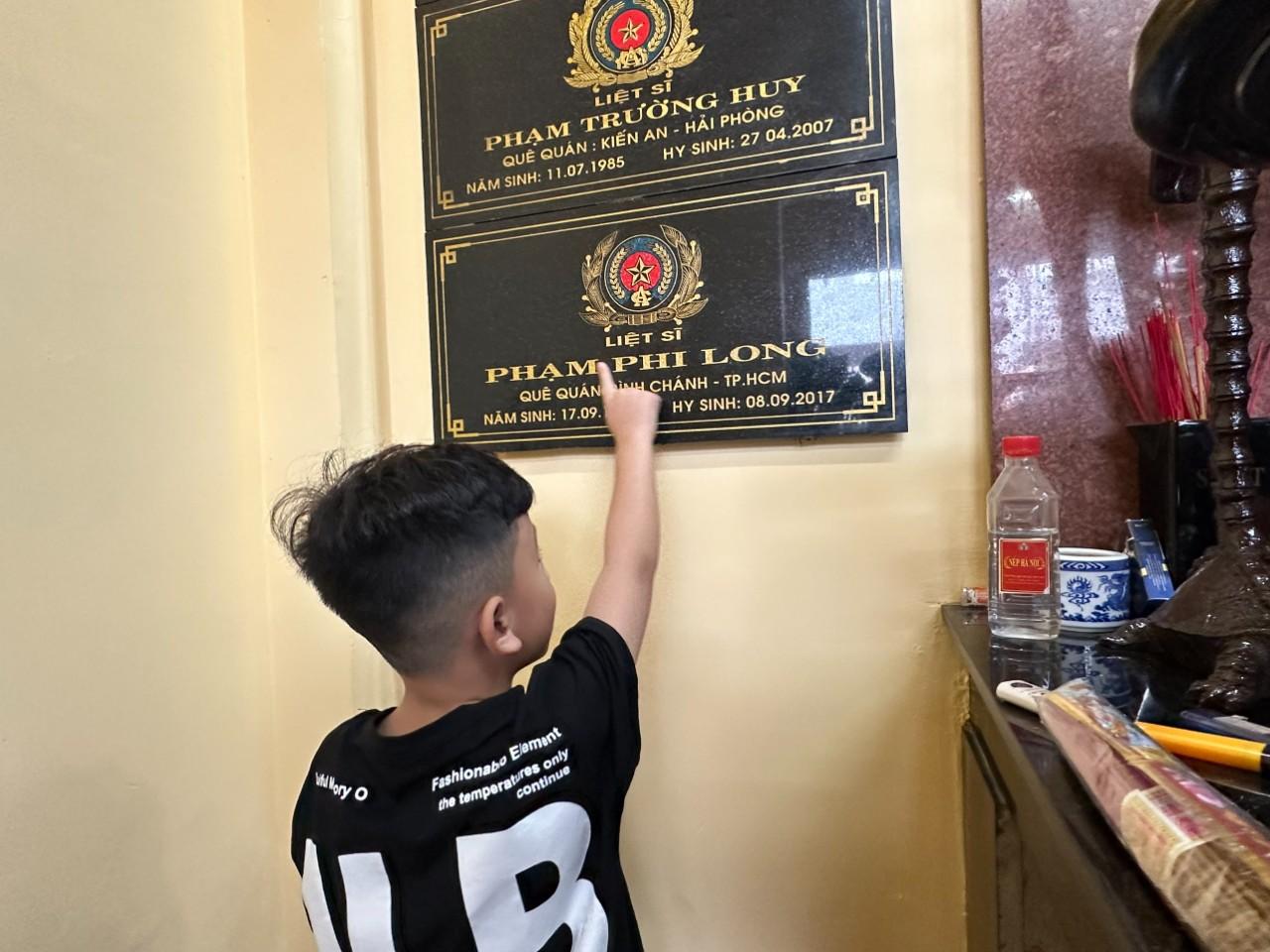 Cháu Phạm Hữu Phát - con trai liệt sỹ Phạm Phi Long đến thắp hương cho cha mình và đồng đội của cha tại Nhà tưởng niệm Liệt sỹ Cảnh sát PCCC&CNCH.