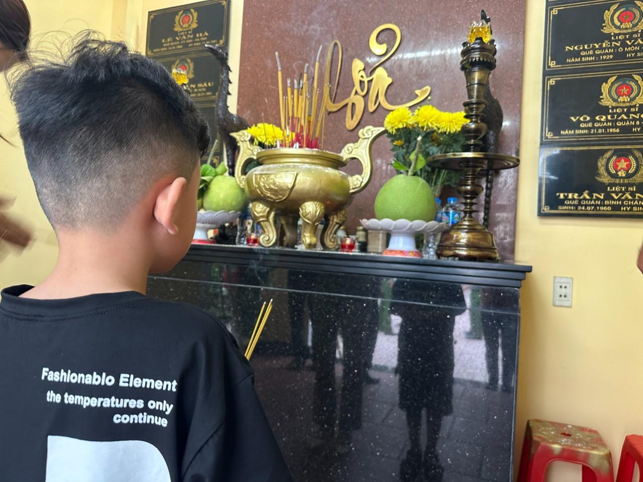 Cháu Phạm Hữu Phát - con trai liệt sỹ Phạm Phi Long đến thắp hương cho cha mình và đồng đội của cha tại Nhà tưởng niệm Liệt sỹ Cảnh sát PCCC&CNCH.