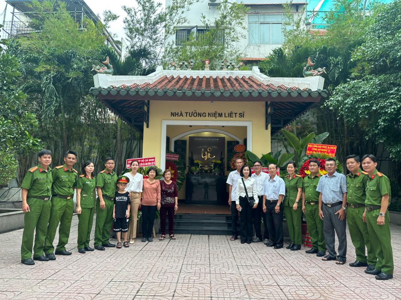 Cán bộ hội viên tiến hành dâng hương, dâng hoa tưởng niệm các anh hùng liệt sĩ Cảnh sát PCCC tại Nhà tưởng niệm Liệt sĩ của CATP trong khuôn viên đơn vị.