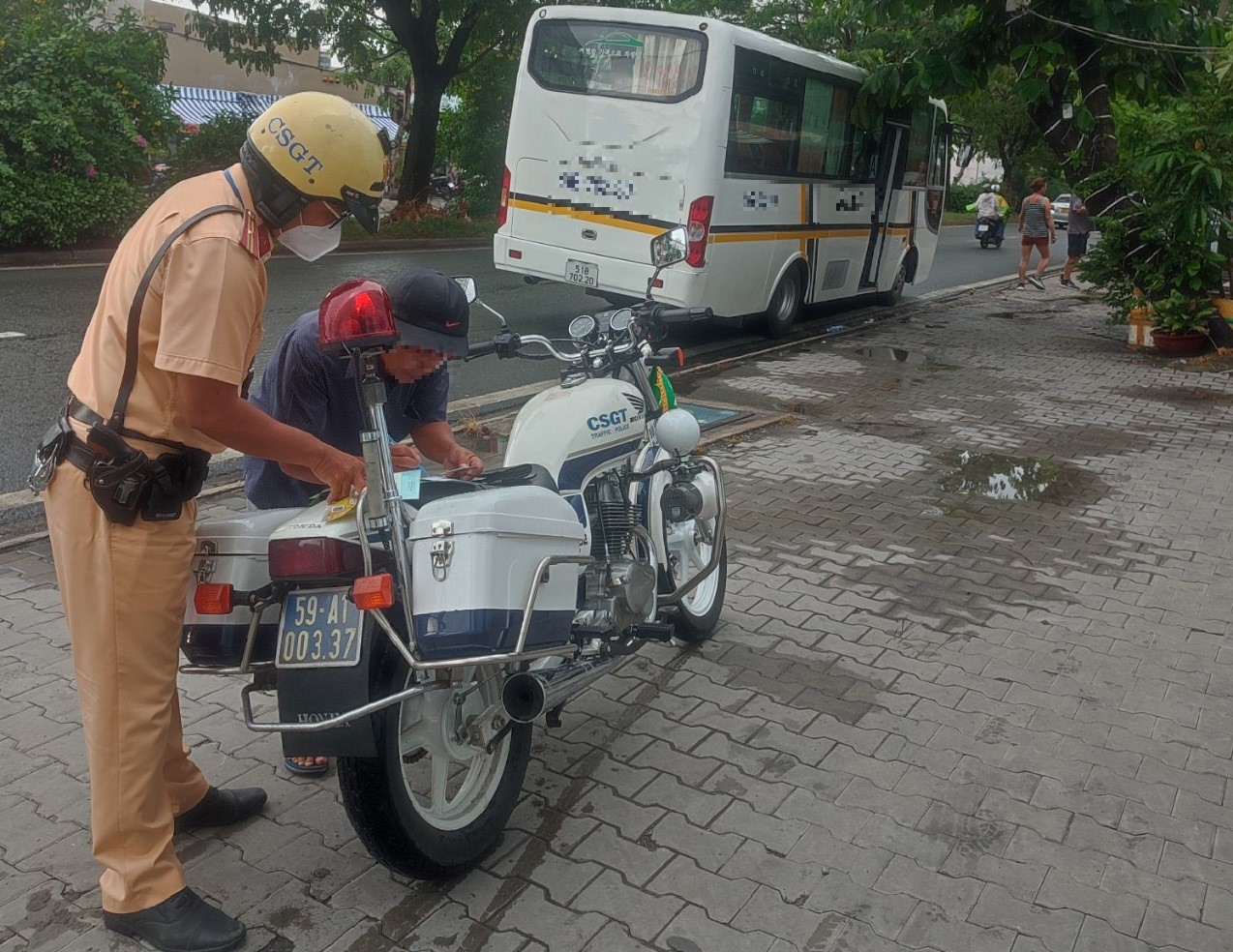 Cảnh sát giao thông kiểm tra các xe ô tô kinh doanh vận tải hành khách và xe ô tô vận tải hàng hóa bằng container
