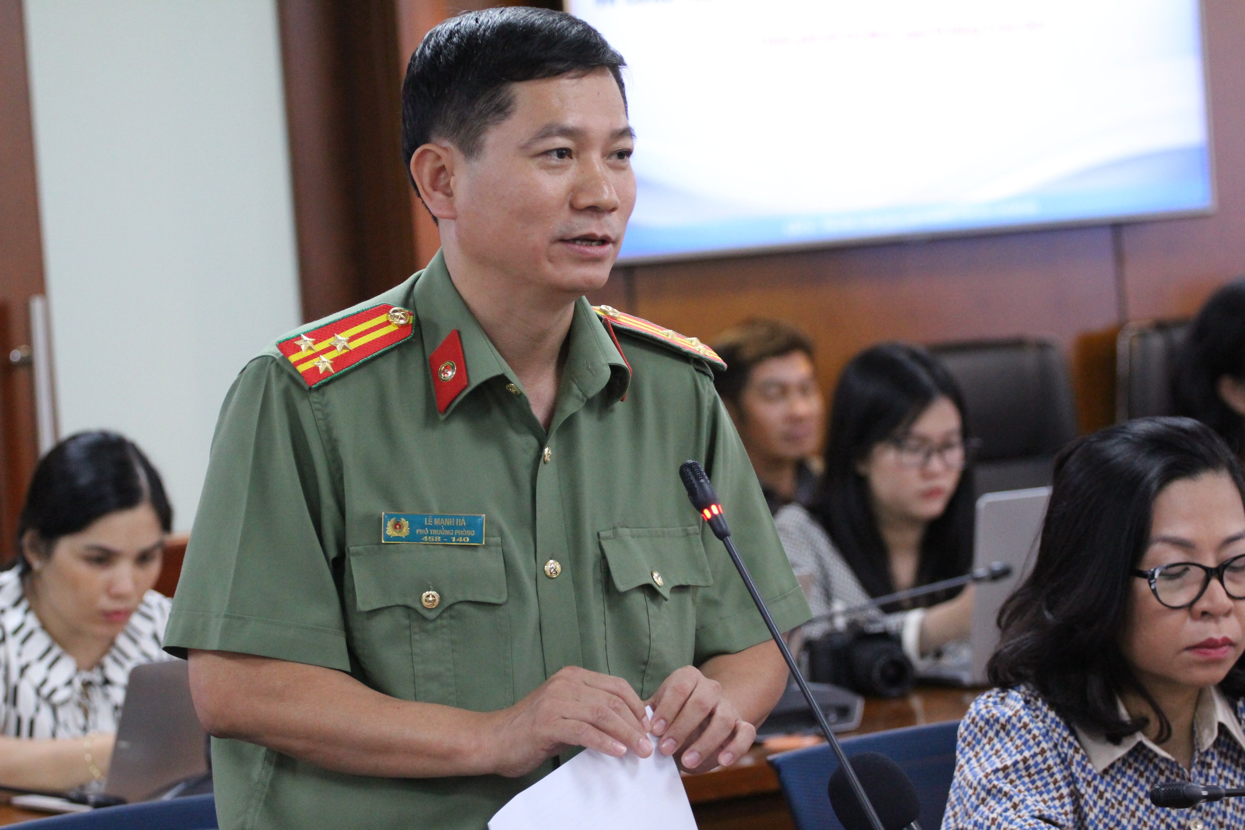 Thượng tá Lê Mạnh Hà - Phó Trưởng Phòng Tham mưu Công an TP.HCM thông tin tại họp báo về tín dụng đen. 