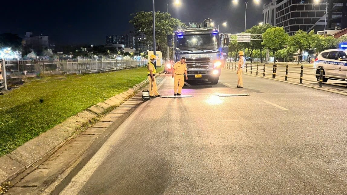 CSGT kiểm tra, xử lý xe chở hàng quá khổ, quá tải