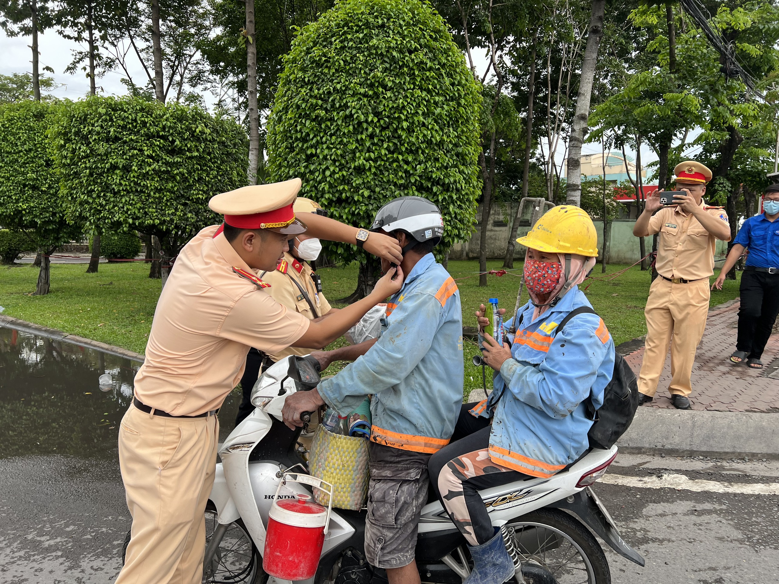 Phòng CSGT CA TP.HCM hỗ trợ người dân về quên an toàn