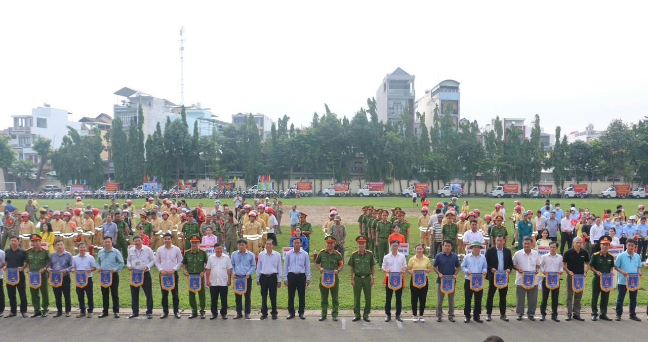 Các đại biểu tham dự chụp ảnh lưu niệm cùng các đội trong Hội thi PCCC và CNCH