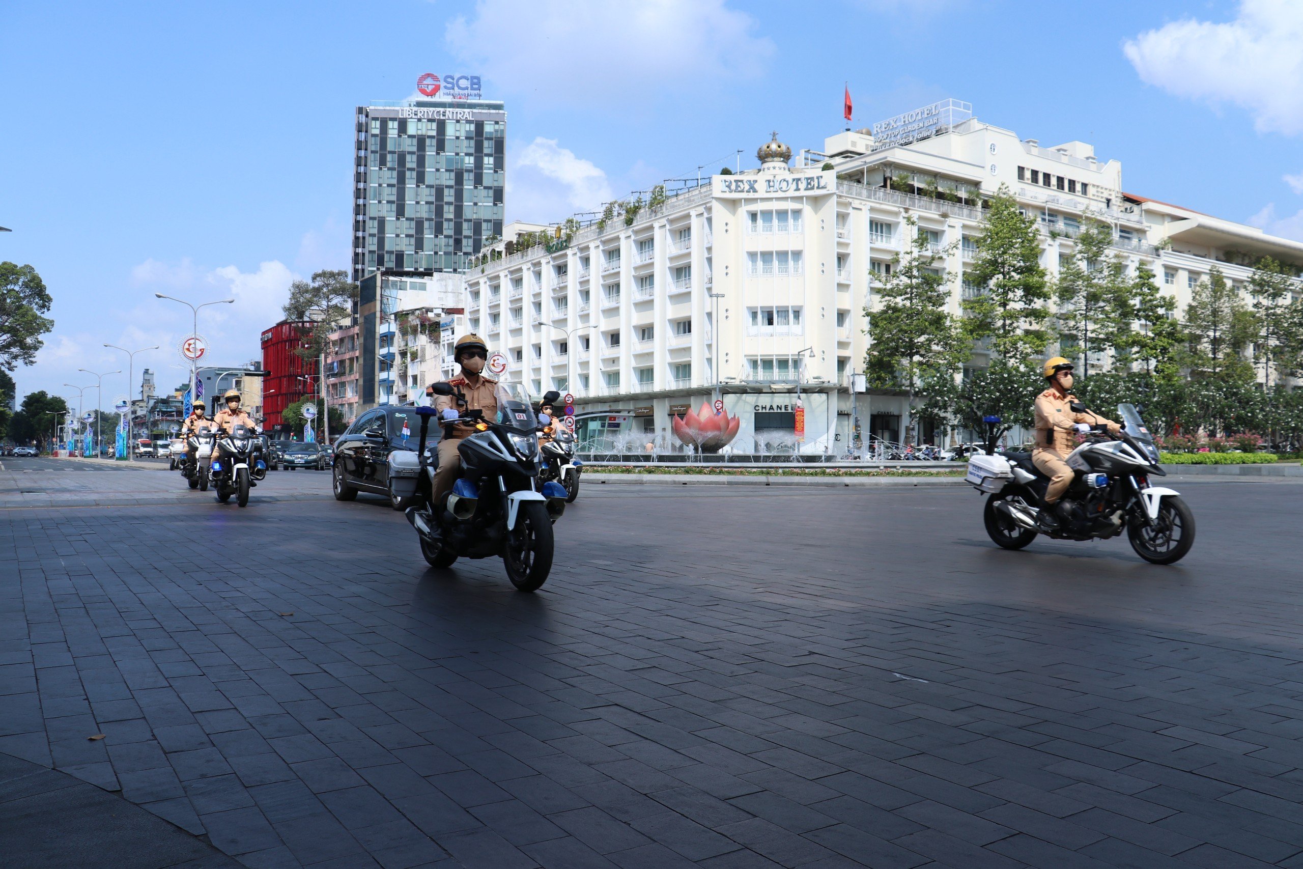 Đội Tuần tra dẫn đoàn đang thực hiện nhiệm vụ đưa, dẫn đoàn khách quốc tế  đến thăm và làm việc tại Tp. Hồ Chí Minh