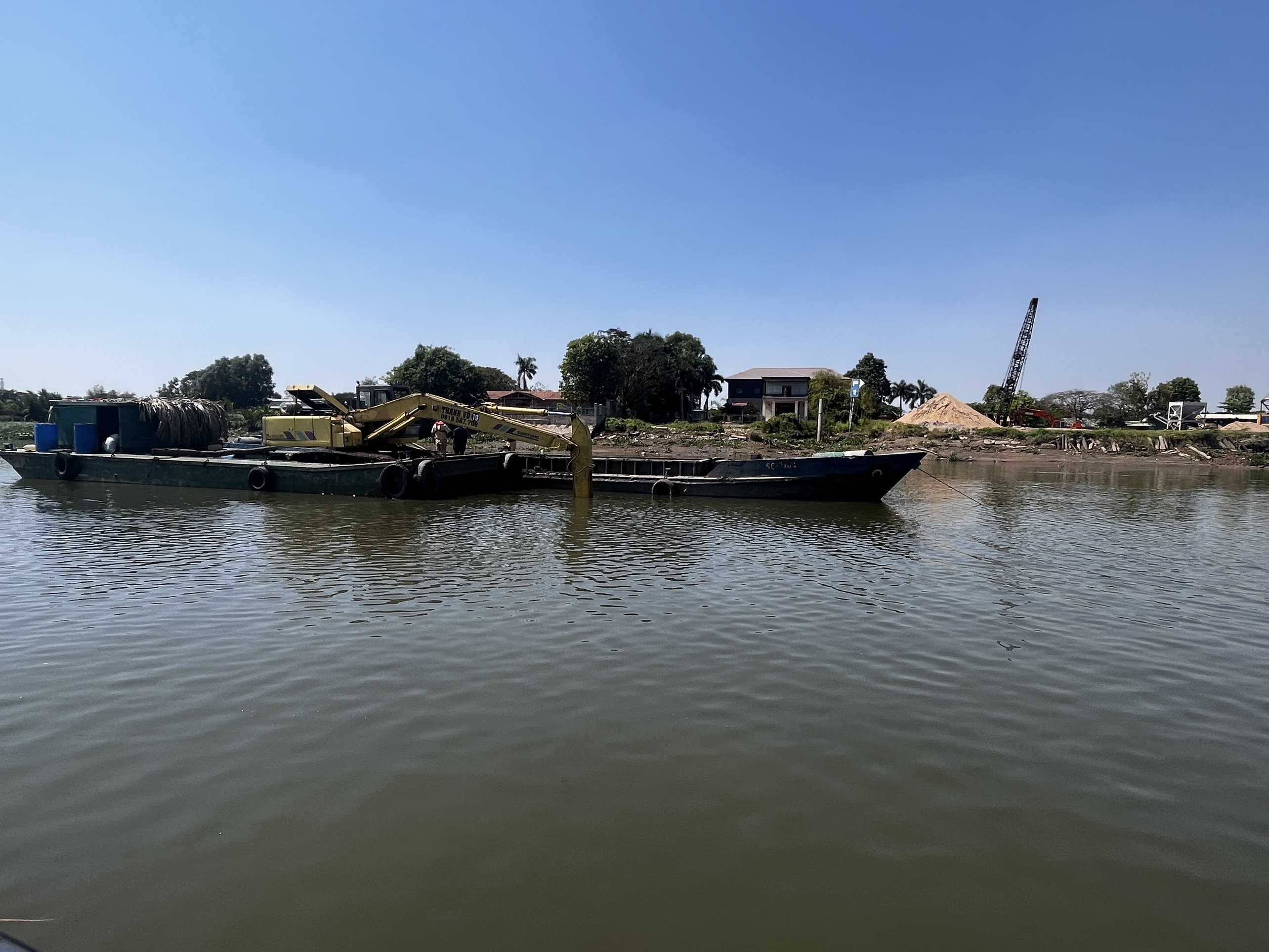 (Ảnh: các đối tượng bị phát hiện khi đang điều khiển phương tiện nạo vét luồng trái phép sáng 28/01/2024)