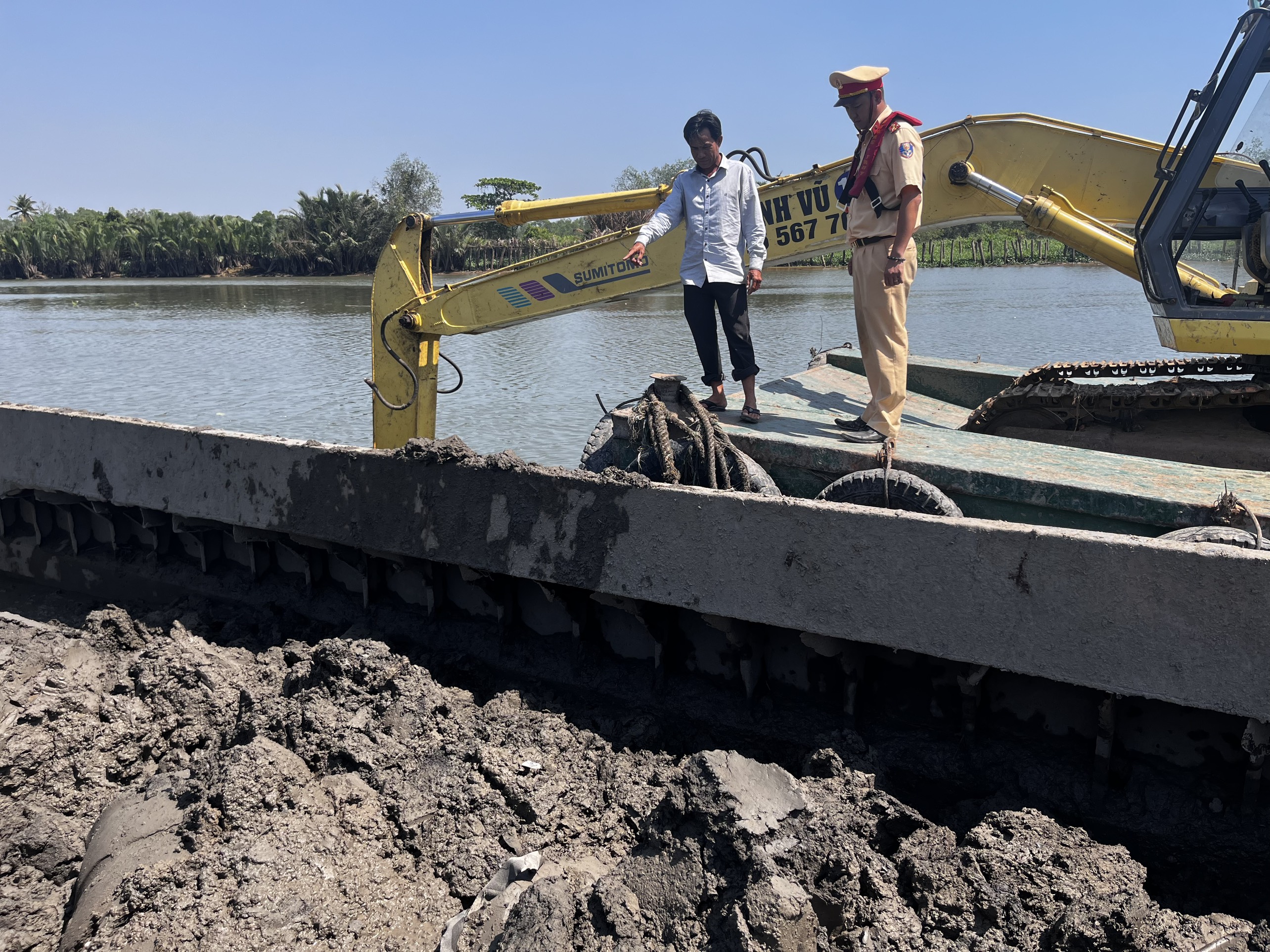 (Ảnh: Số đất bùn các đối tượng vừa nạo vét được dưới lòng sông sáng 28/01/2024)