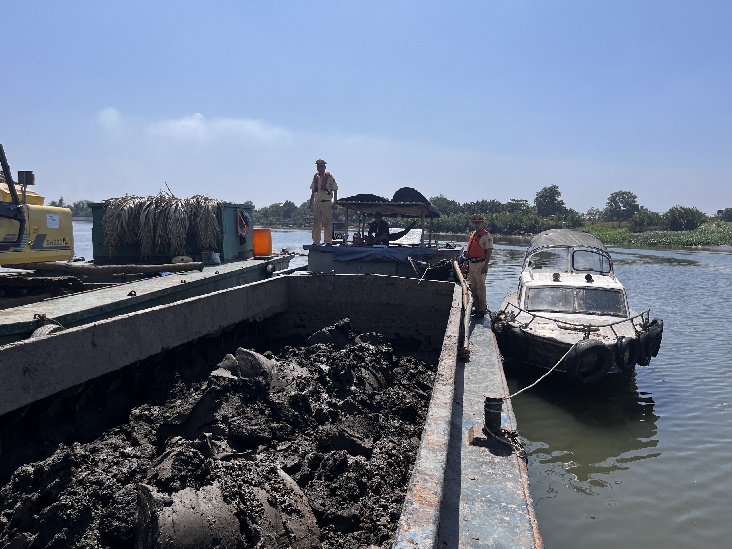 (Ảnh: Cán bộ Trạm CSĐT Cát Lái đang kiểm tra đối tượng và phương tiện vi phạm sáng 28/01/2024)