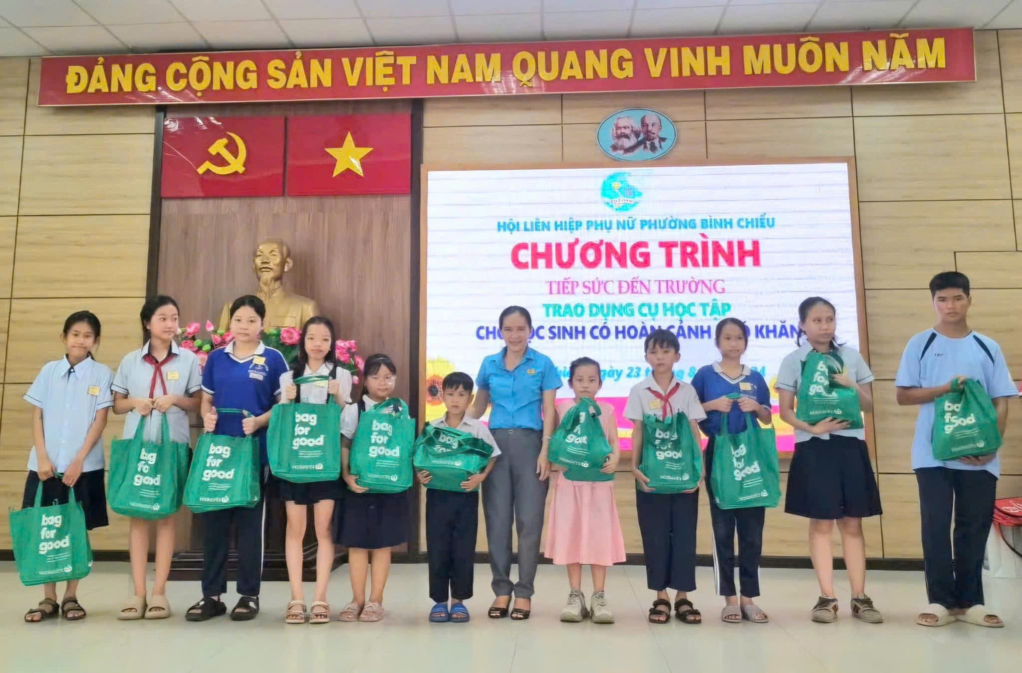 Bà Trương Hồng Yến, Bí thư Đảng ủy phường trao học bổng và quà cho các em học sinh tại chương trình “Tiếp sức đến trường”