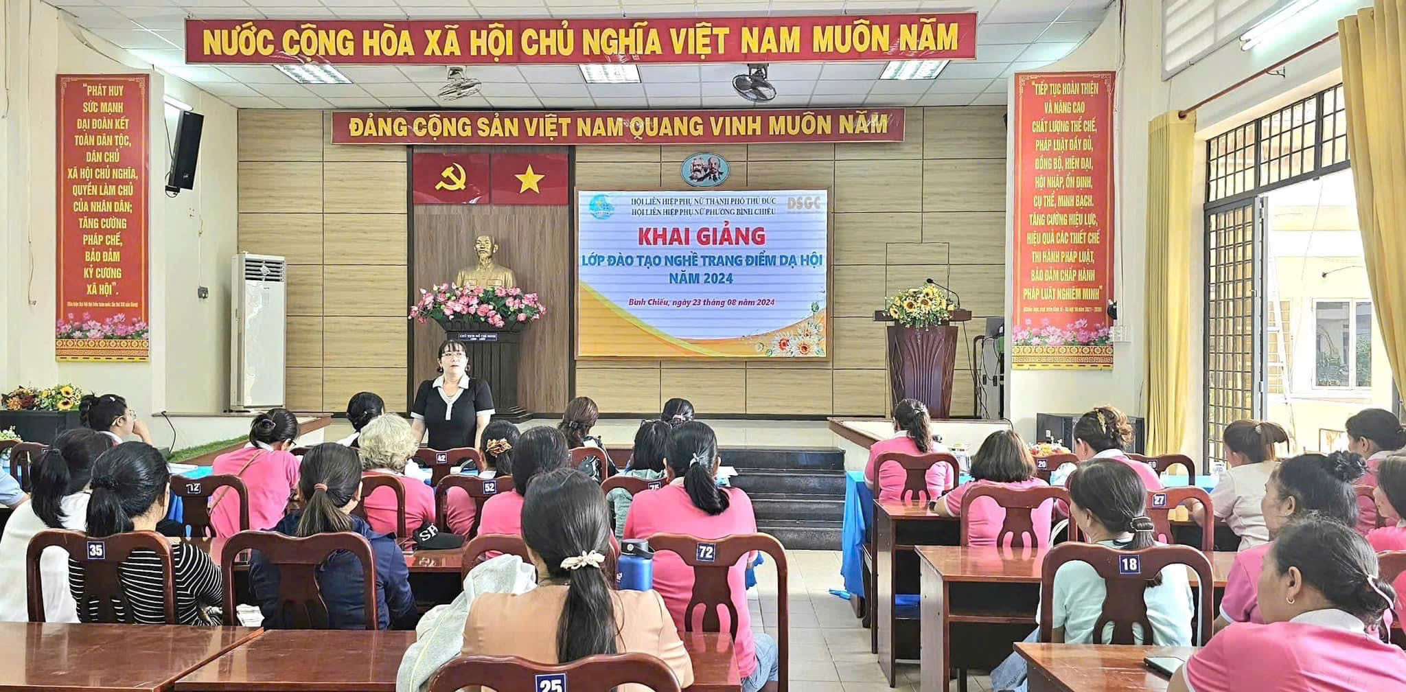 Khai giảng khóa học trang điểm