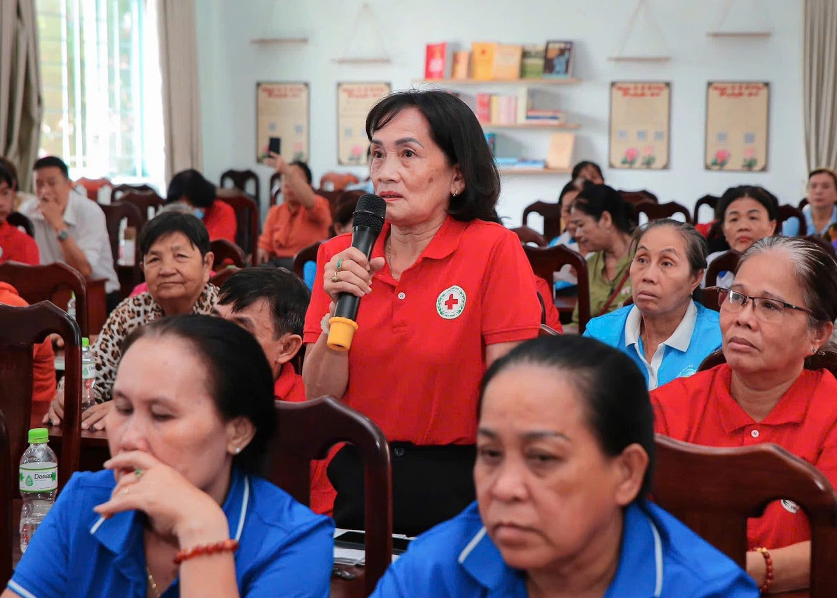 Người dân trao đổi câu hỏi trực tiếp với bác sĩ về cách phòng ngừa và phát hiện sớm các loại bệnh 