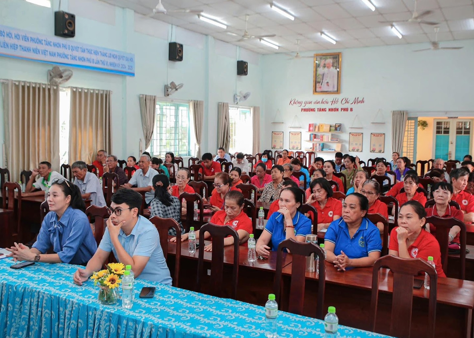 Quang cảnh hội trường chăm chú lắng nghe chia sẻ 