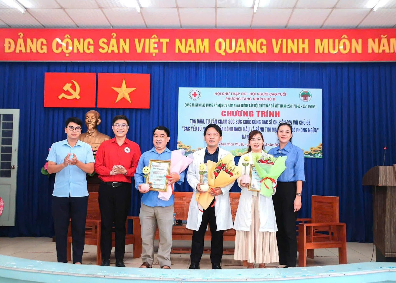 Ban tổ chức trao hoa và thư cảm ơn đến khách mời và các bác sĩ đến chia sẻ tại chương trình