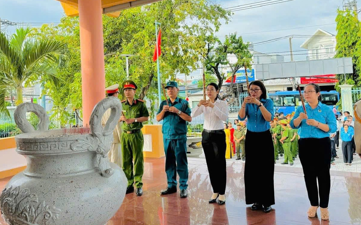 âng hương tại nhà bia ghi danh Anh hùng Liệt sỹ, Mẹ Việt Nam anh hùng phường Tam Bình.