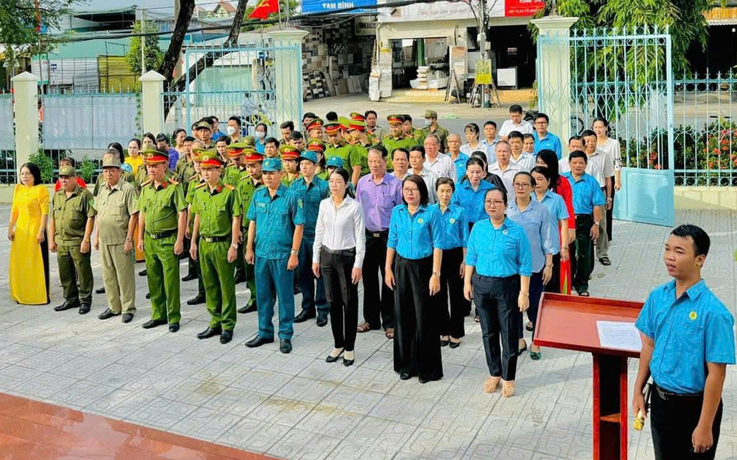Các đại biểu đã dành một phút mặc niệm để tưởng nhớ các anh hùng liệt sĩ