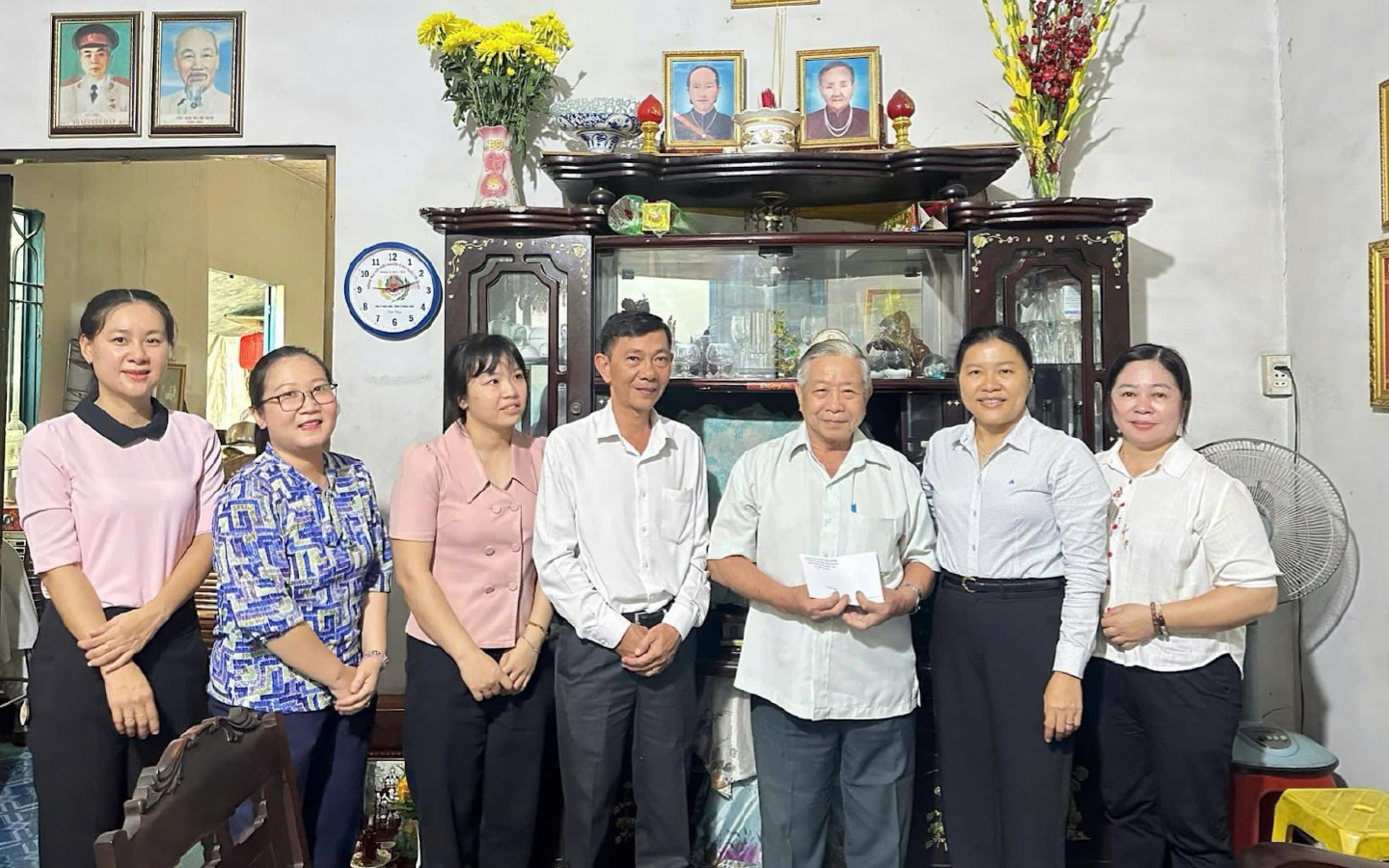 Đoàn TP Thủ Đức đến thăm các gia đình chính sách, Mẹ Việt Nam Anh hùng trên địa bàn phường