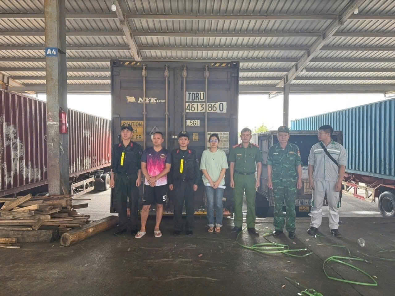 Các đối tượng trong đường dây buôn lậu bị triệu tập cùng tang vật.