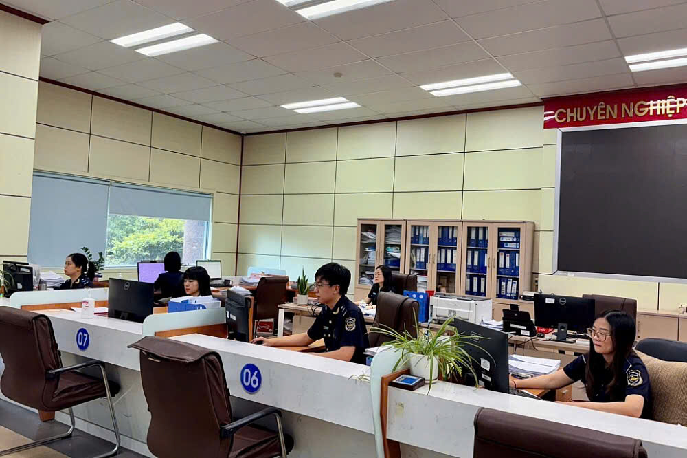 Ảnh: Lực lượng Hải quan Móng Cái hỗ trợ doanh nghiệp làm thủ tục thông quan hàng hóa.