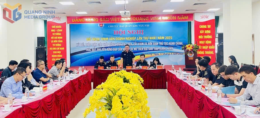 Lãnh đạo Chi cục Hải quan khu vực VIII trực tiếp giải đáp các ý kiến của doanh nghiệp tại hội nghị đối thoại.