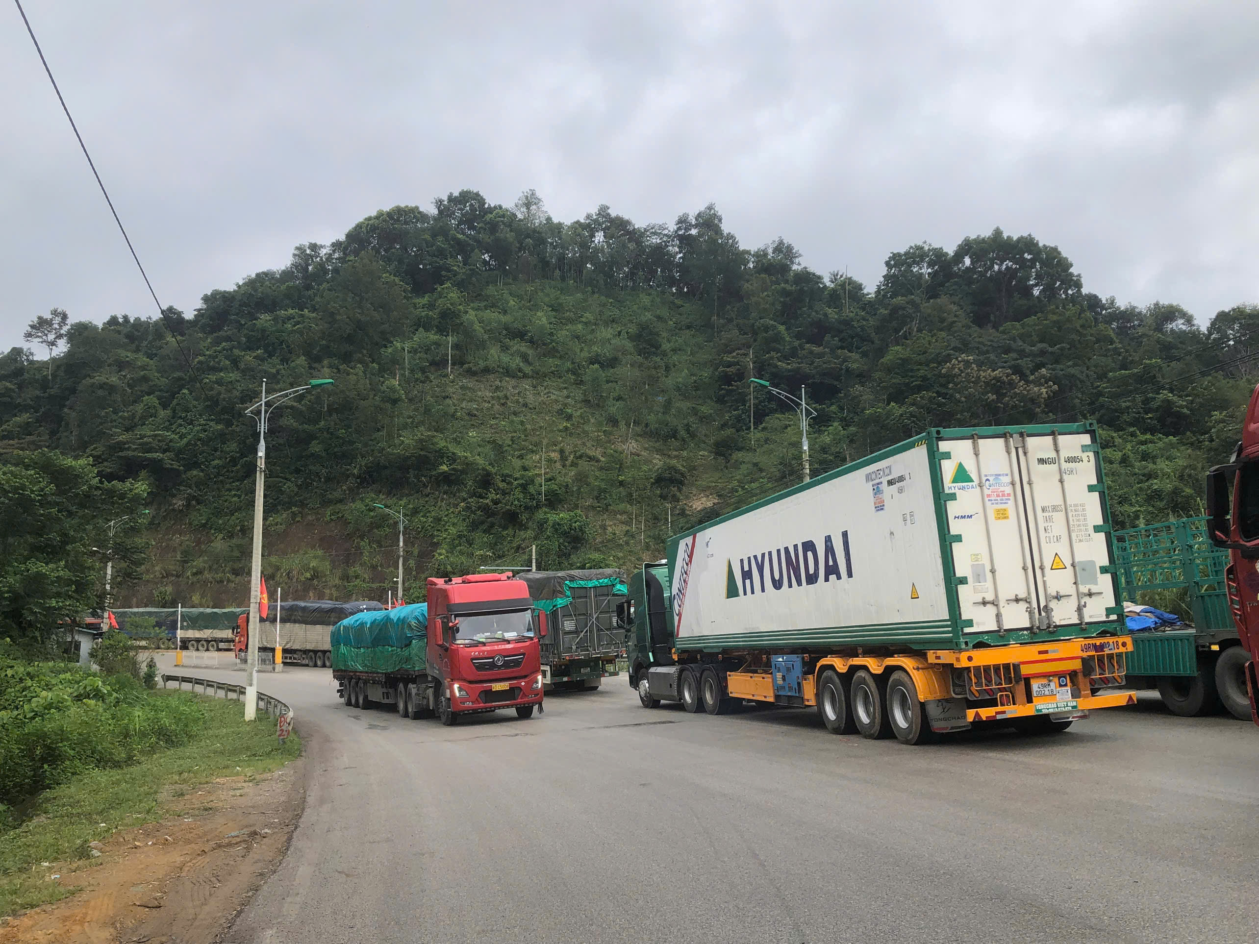 Các xe Container hàng hoa qua chốt kiểm tra