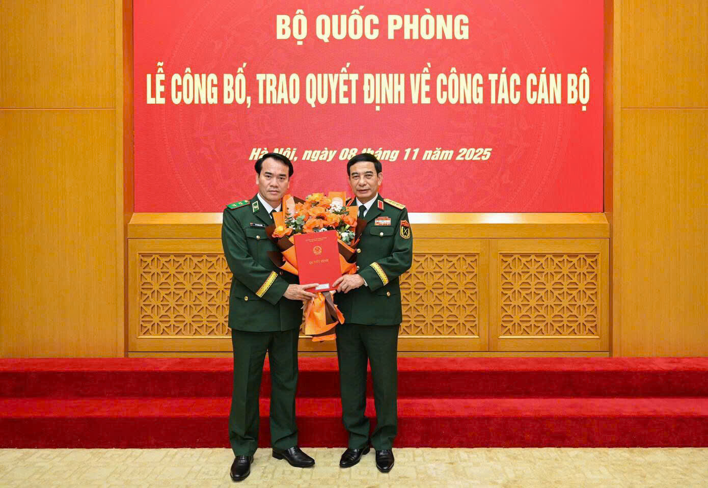 Đại tướng Phan Văn Giang, Bộ trưởng Bộ Quốc phòng, thừa ủy quyền của Chủ tịch nước và Thủ tướng Chính phủ, trao quyết định bổ nhiệm đồng chí Trung tướng Vũ Trung Kiên, Tư lệnh Bộ đội Biên phòng.