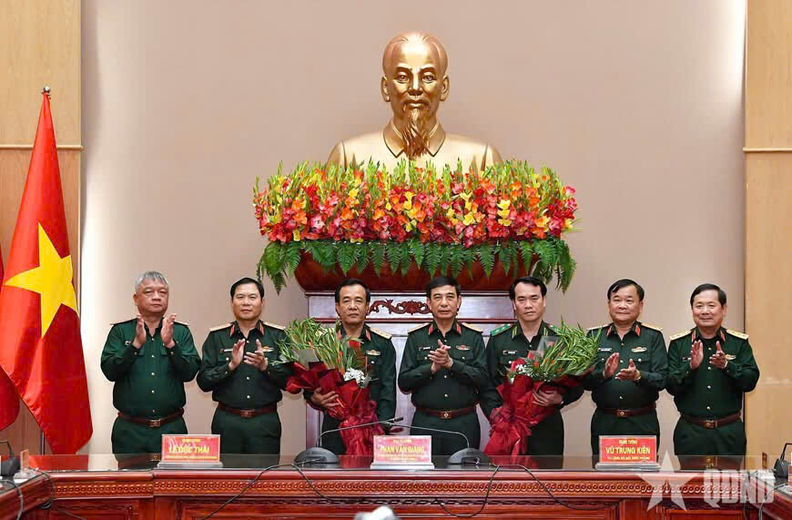 Đại tướng Phan Văn Giang, Bộ trưởng Bộ Quốc phòng tặng hoa hai đồng chí Thượng tướng Lê Đức Thái, Thứ trưởng Bộ Quốc phòng và Trung tướng Vũ Trung Kiên, Tư lệnh Bộ đội Biên phòng. “Ảnh QĐND”