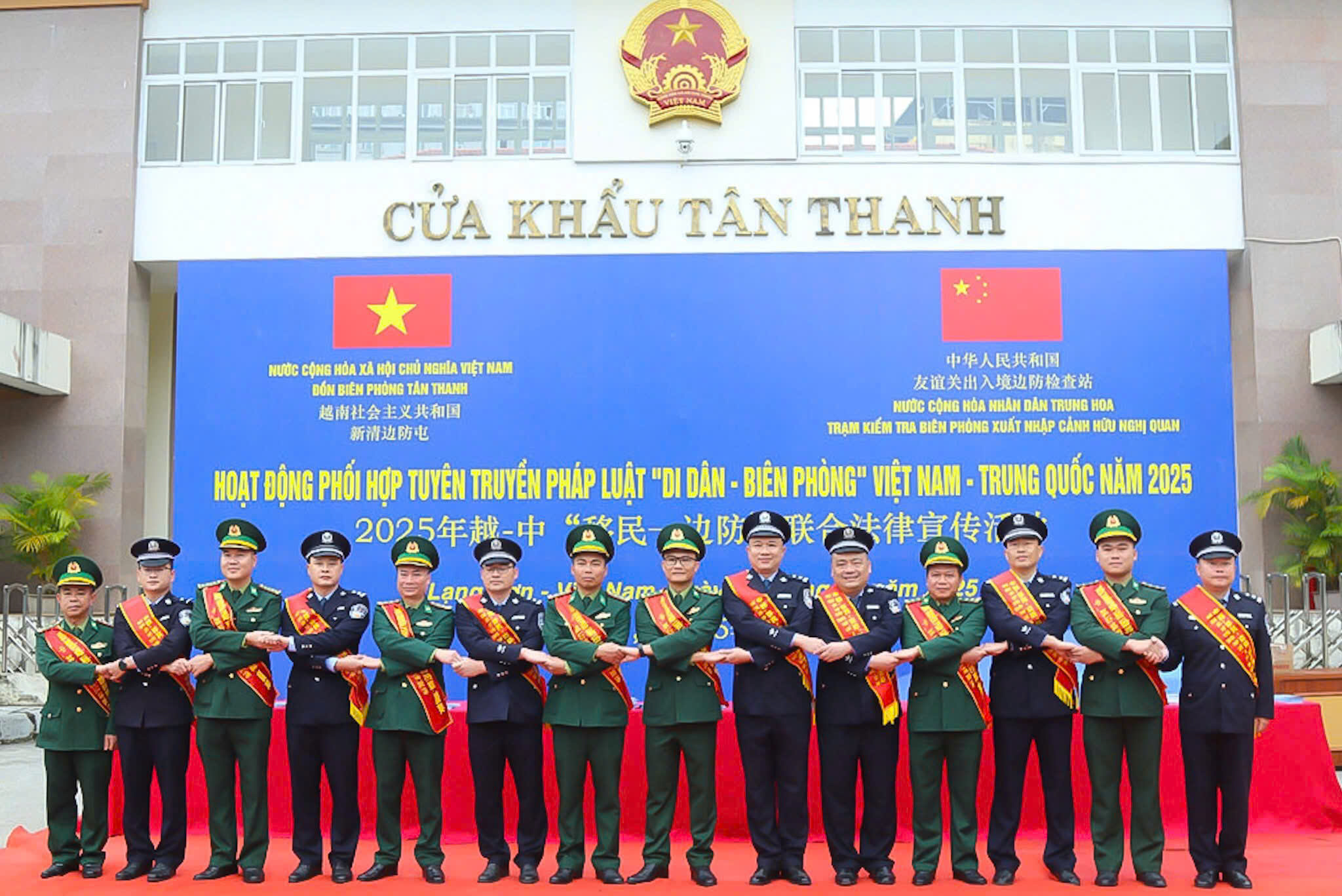 Lực lượng Biên phòng Việt Nam - Trung Quốc bắt tay thắm tình đoàn kết.