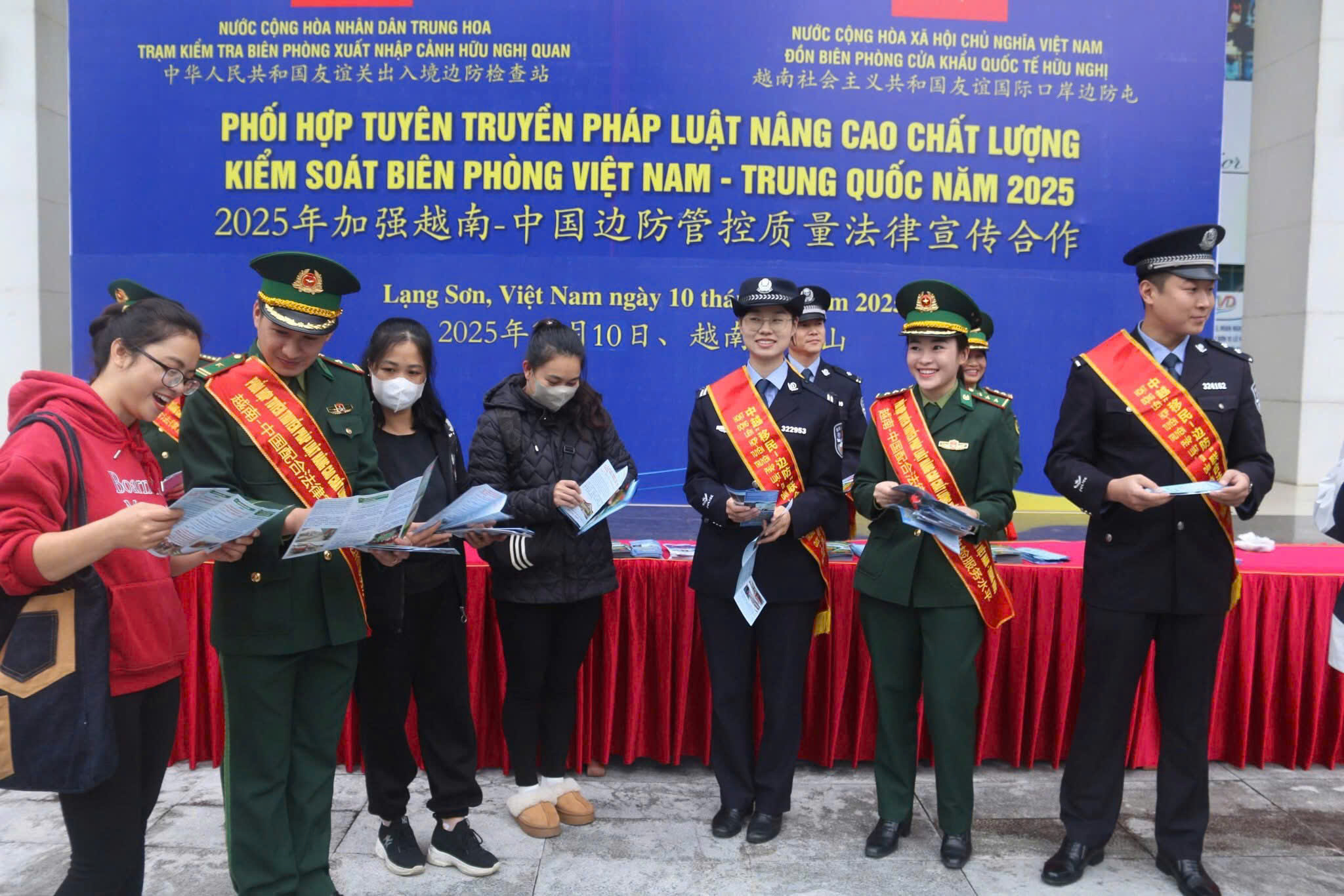 Các chiến sĩ Biên phòng Việt Nam và Trạm Kiểm tra Biên phòng xuất, nhập cảnh Hữu Nghị Quan (Trung Quốc) phát tờ rơi cho các công dân thông quan qua Cửa khẩu Tân Thanh.