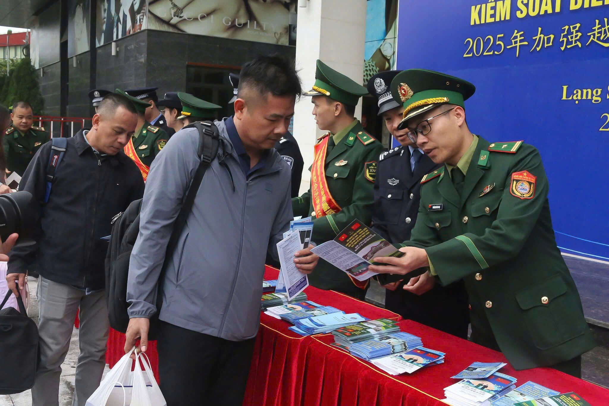 Hoạt động thông quan tại cửa khẩu của hai nước được phổ biến kiến thức pháp luật, nhằm hướng dẫn người dân tuân thủ các quy định pháp luật hai nước đề ra.