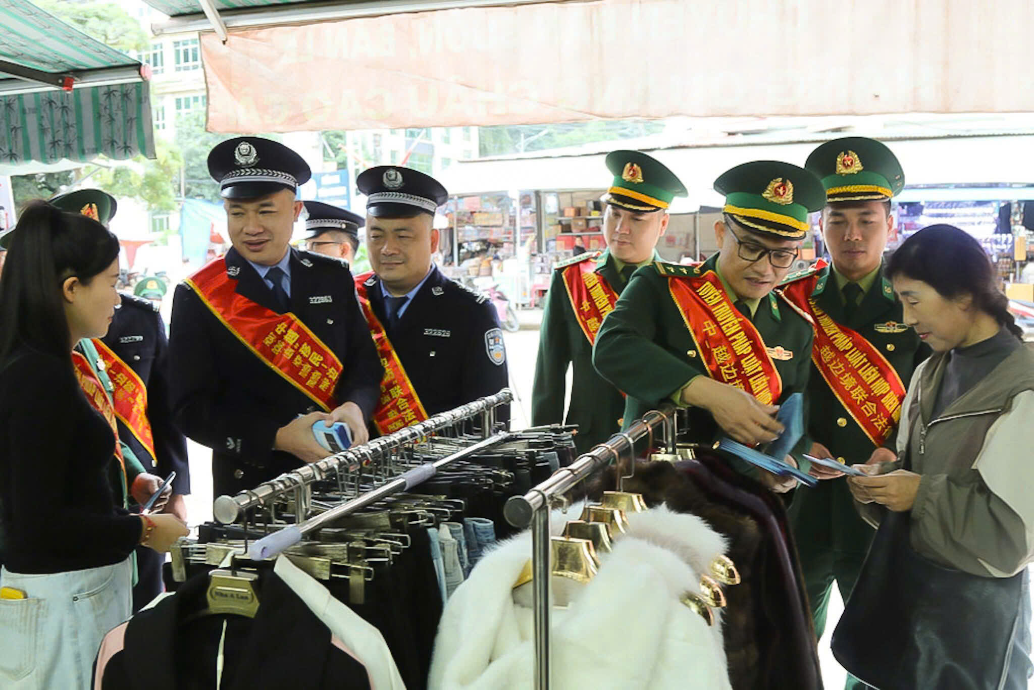 Không chỉ người dân đi du lịch mà còn các cửa khàng tại khu vực Cửa khẩu Việt Nam - Trung Quốc cũng được lực lượng hai nước phát tờ rơi phổ biến pháp luật. 