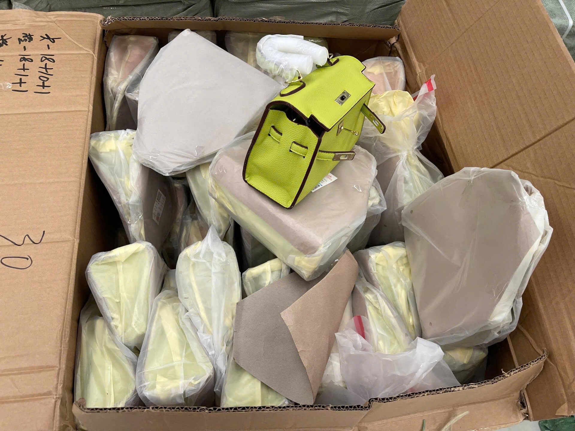 Số lượng hàng giả mạo thương hiệu khi báo không đúng chủng loại gây thất thoát về thuế.