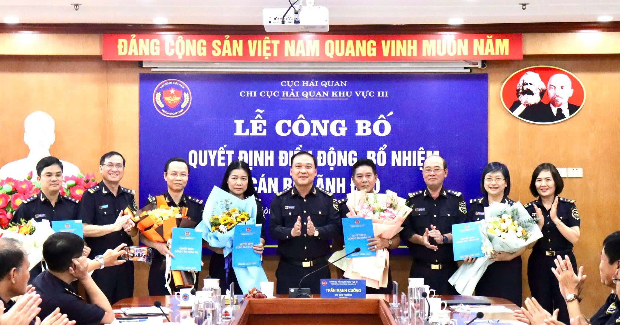 đ/c Trần Mạnh Cường, Bí thư Đảng ủy, Chi cục trưởng Chi cục Hải quan khu vực III đã chúc mừng 11 đồng chí được điều động, bổ nhiệm.