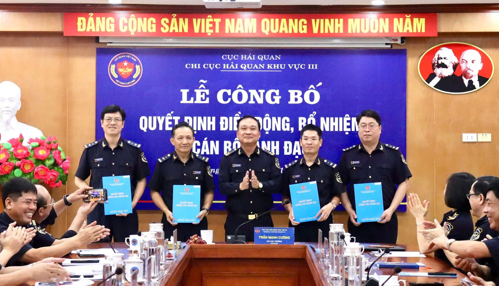 đ/c Trần Mạnh Cường trao quyết định bổ nhiệm cán bộ chủ chốt đơn vị.