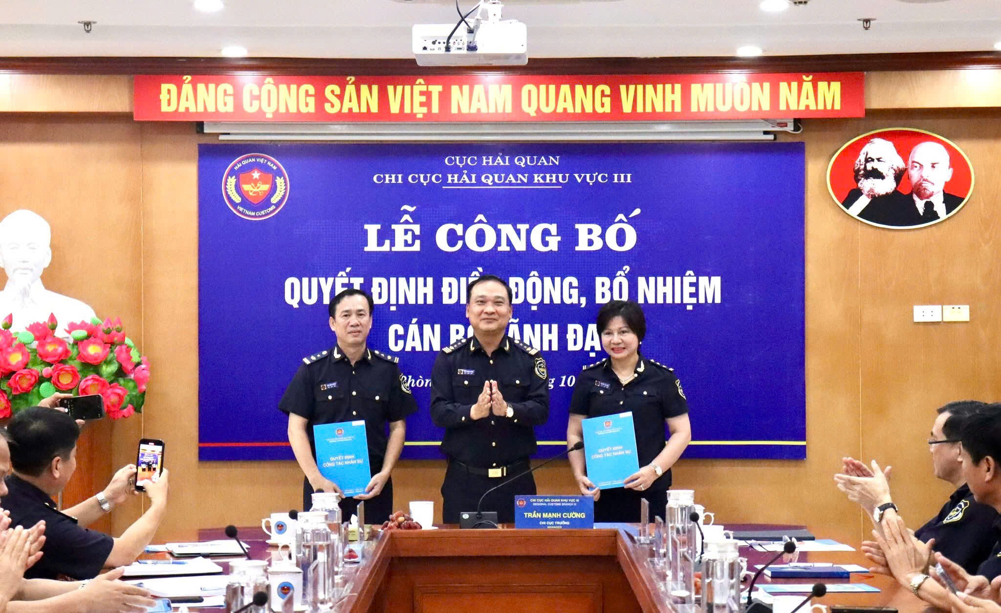 Với những thành tích của các đồng chí đã phấn đấu đạt được trong công tác quản lý.