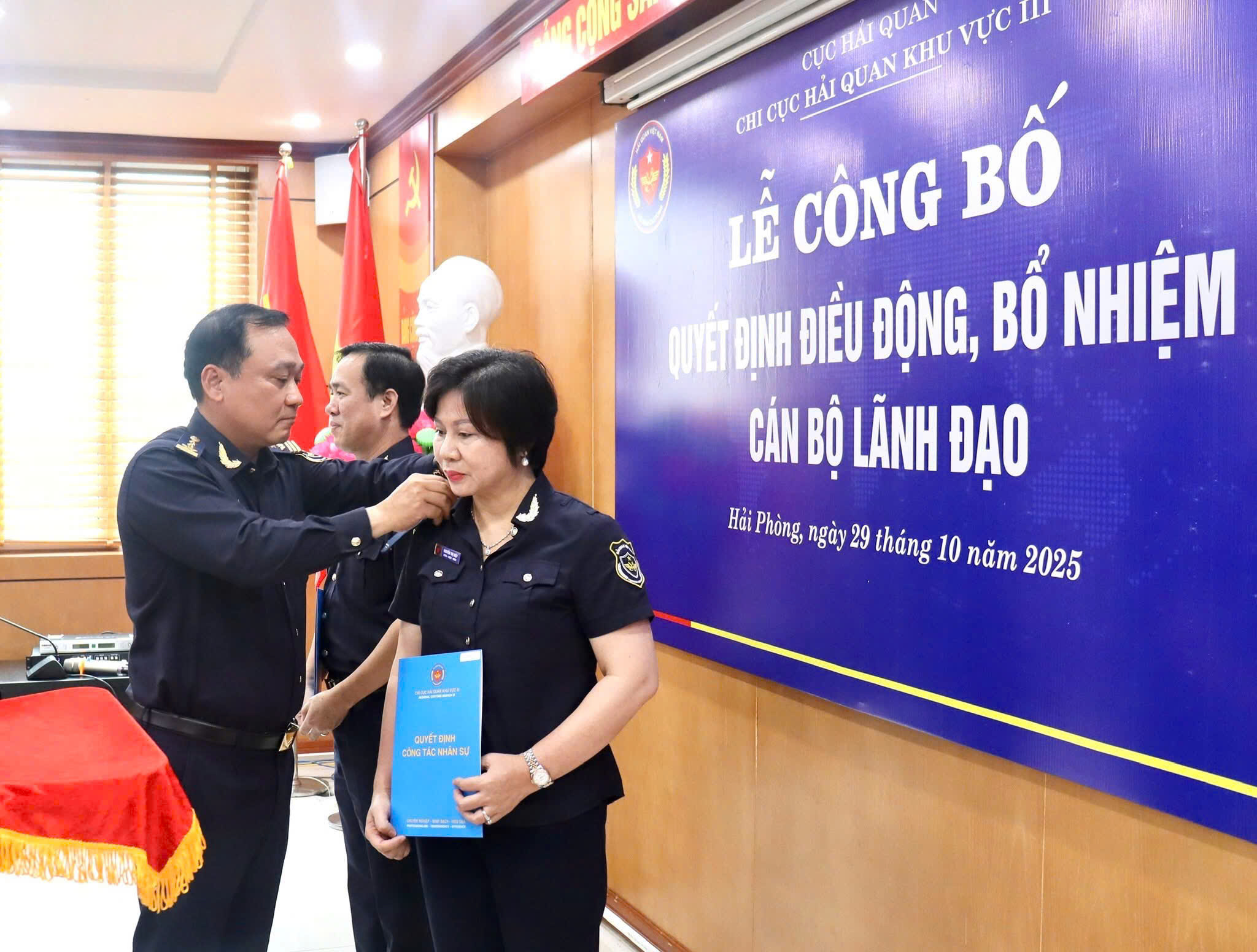 Đồng chí Chi cục trưởng gắn cầu vai cho các đồng vừa được bổ nhiệm chức vụ mới.