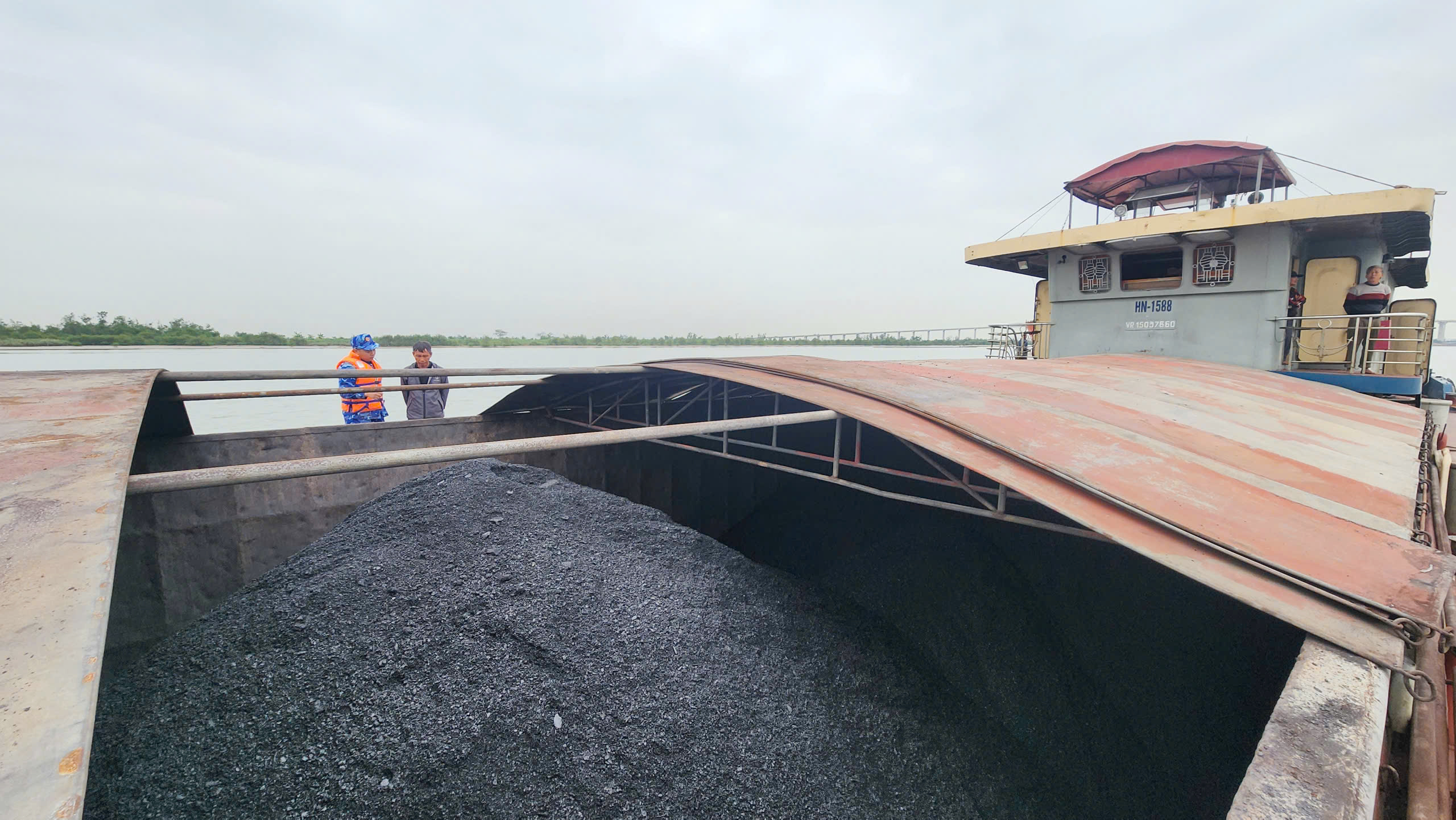 Hải đoàn 11 của Bộ Tư lệnh Vùng Cảnh sát biển 1 đã phát hiện tàu chở hàng mang số hiệu HN 1588 và kiểm tra giấy tờ hàng hóa.